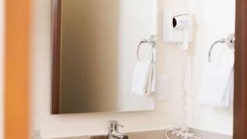 Habitación doble superior, vista a la ciudad | Baño | Regadera, secadora de cabello, toallas, jabón