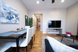 Apartment, 4 Bedrooms | Living room | Books