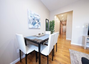 Departamento, 4 habitaciones | Comedor