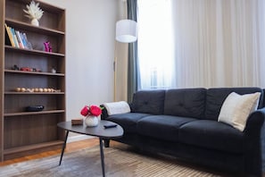 Apartamento, 4 quartos | Sala de estar | Livros