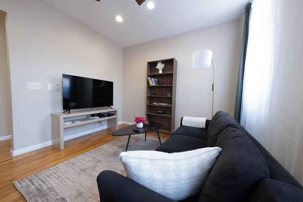 Apartment, 4 Bedrooms | Living room | Books - Sunny 4BR 2BA Retreat Near Columbia University (New York)