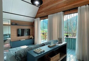 Chalé família | Área de estar | TV 42 polegadas com canais a cabo