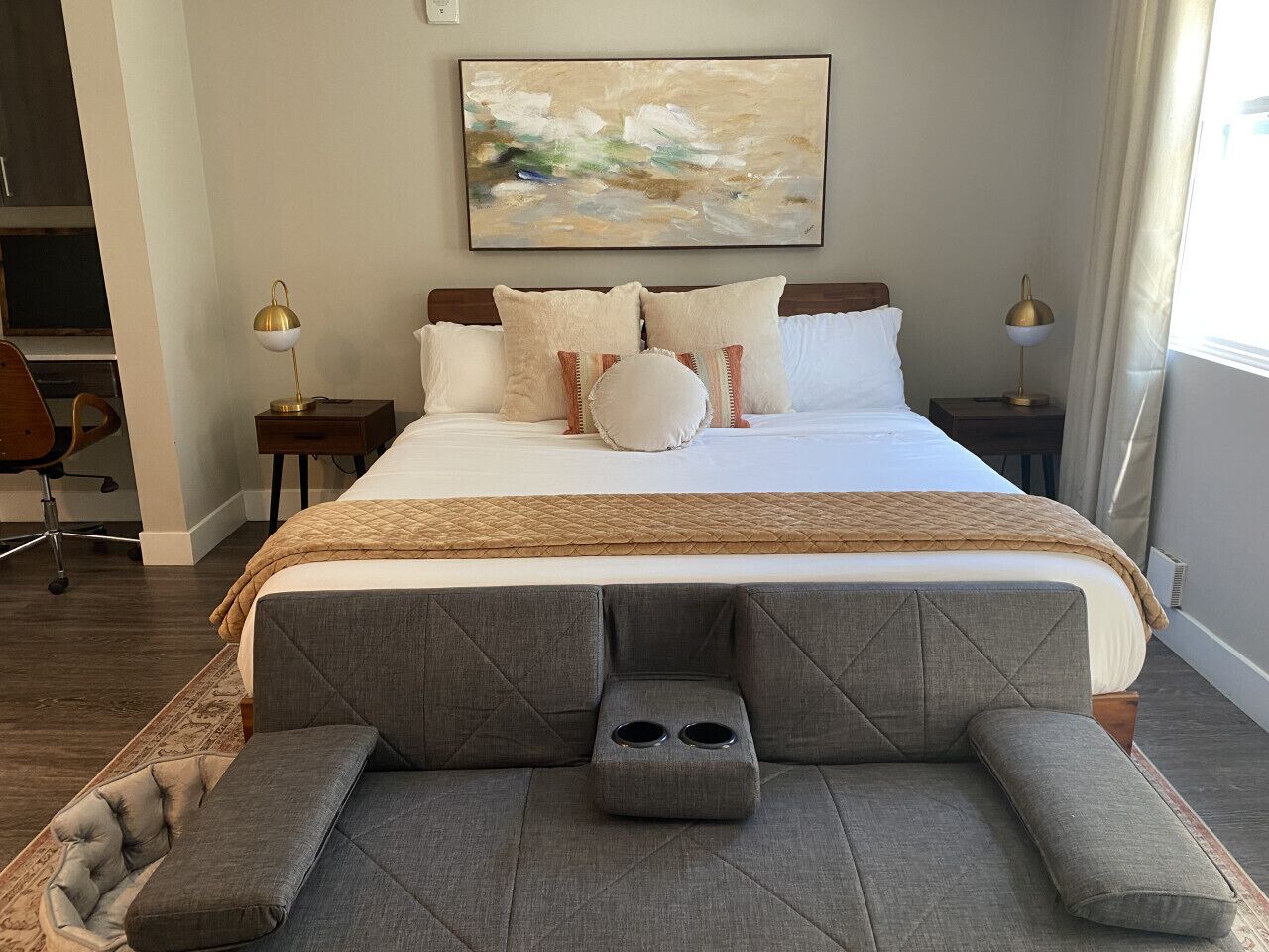 Een bureau, een strijkplank/strijkijzer, reisbedje, gratis wifi