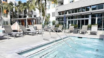 Una piscina al aire libre, una piscina climatizada