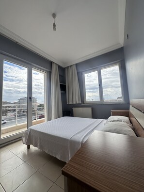 办公桌、笔记本电脑工作区、免费 WiFi