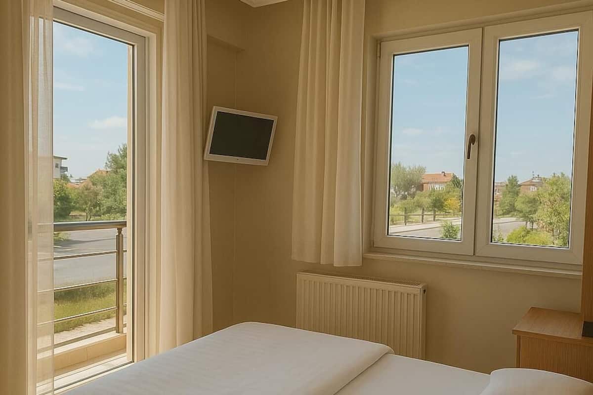 Habitación doble, balcón | Escritorio, espacio para trabajar con laptop y wifi gratis