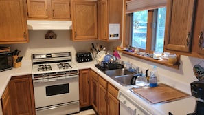 Private kitchen - Thisldu for Your Summer Vacation! Private Dock! (Ferrisburgh)