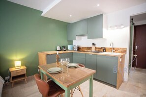 Kjøleskap, mikrobølgeovn, ovn og kokeplater