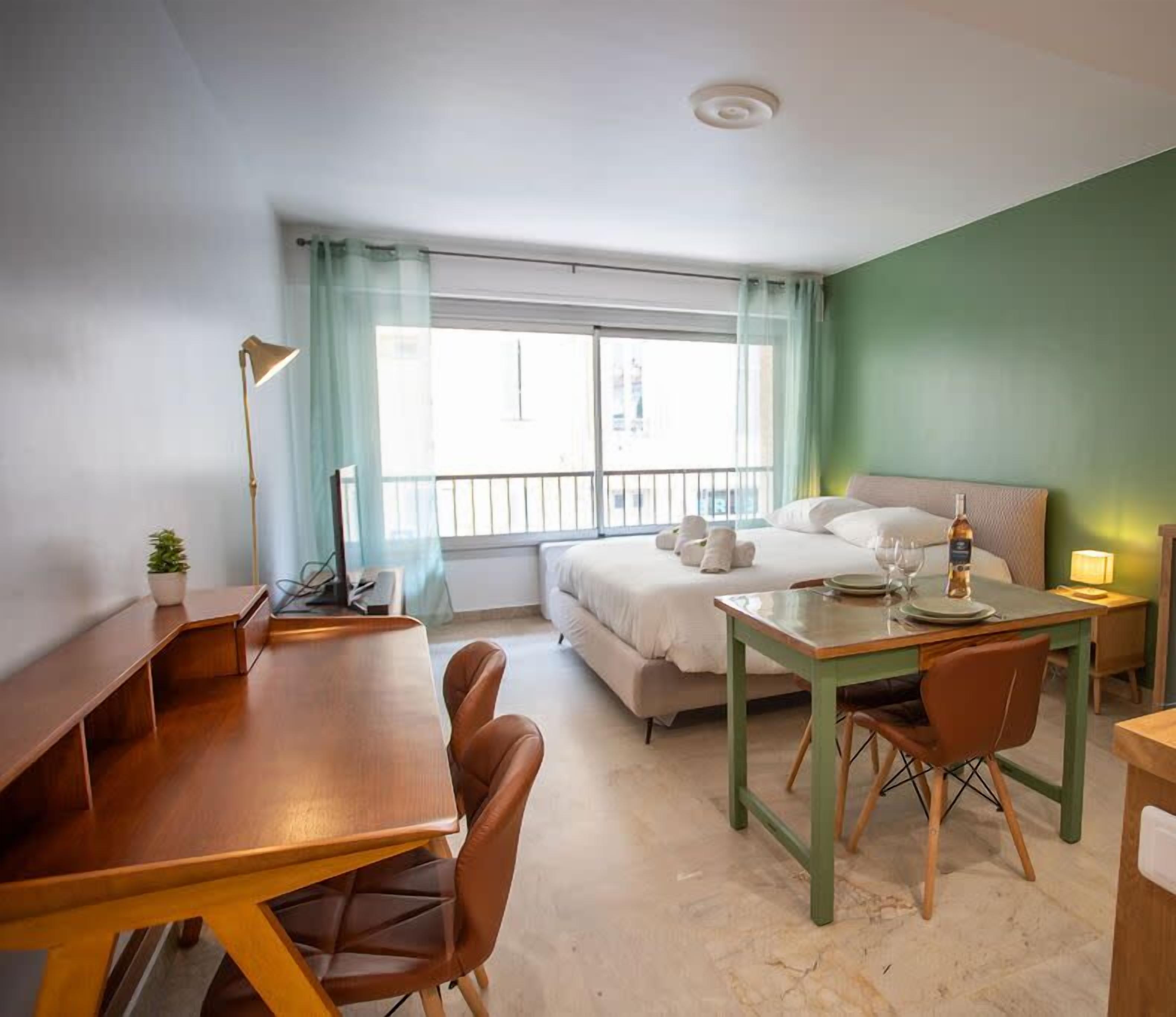 Iron/ironing board, WiFi, bed sheets