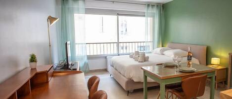 Tabla de planchar con plancha, wifi, ropa de cama