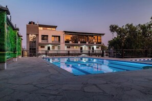 Una piscina al aire libre