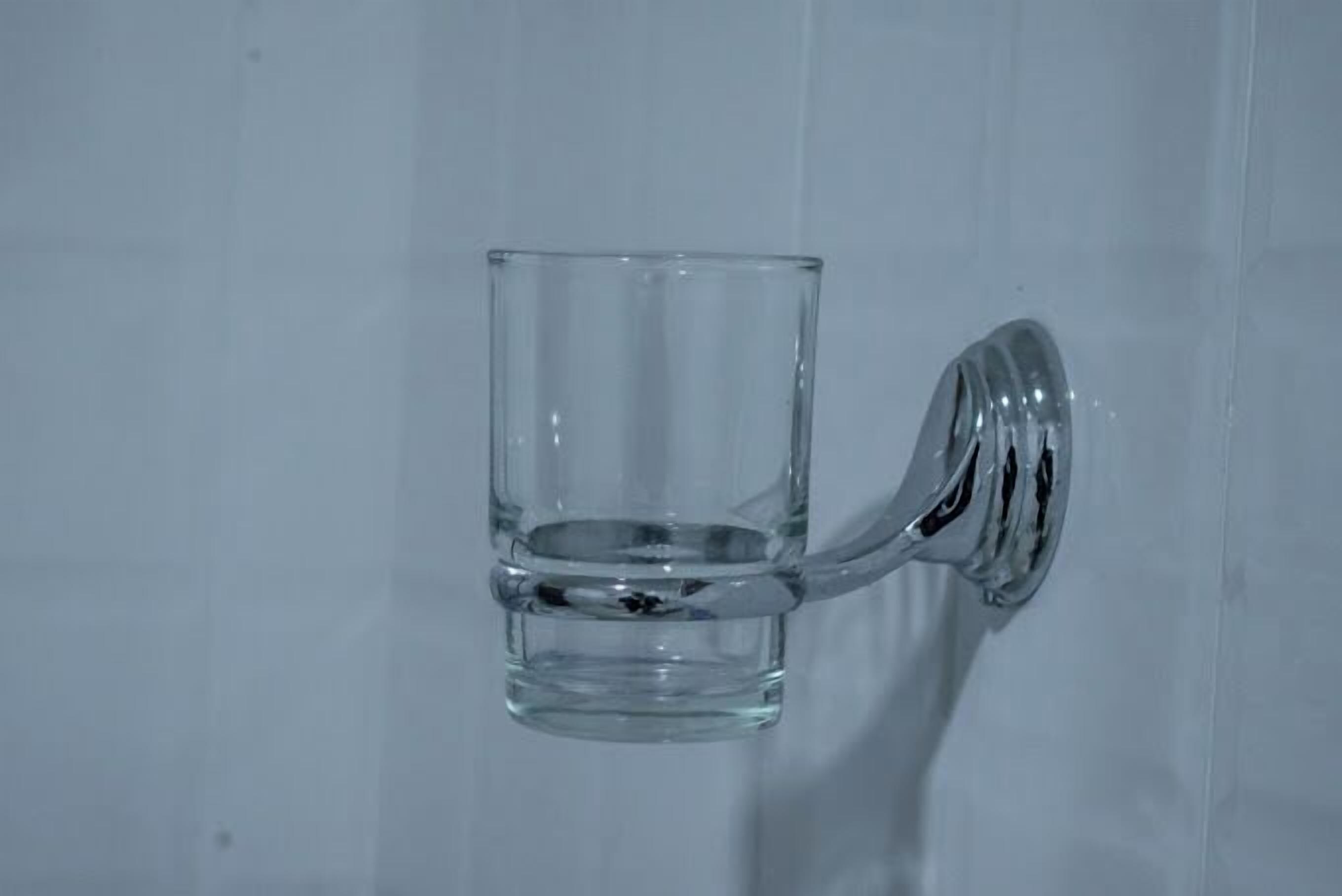Un verre transparent fixé au mur.