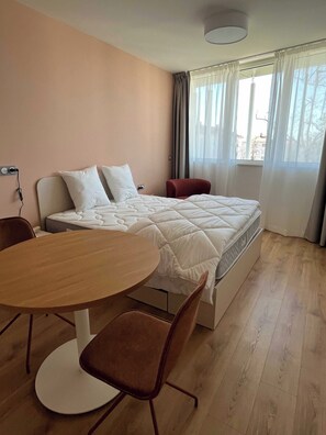 House | 1 bedroom, laptop workspace, iron/ironing board, bed sheets