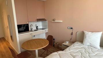 House | 1 bedroom, laptop workspace, iron/ironing board, bed sheets