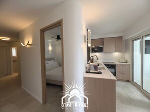 Kühlschrank, Mikrowelle, Ofen, Herdplatte