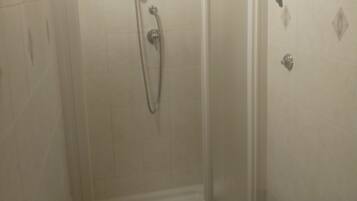 Douche, sĂšche-cheveux, bidet, serviettes fournies