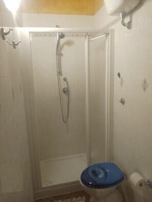 Ducha, secador de pelo, bidet, toallas