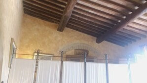 Un plafond avec des poutres en bois et une arche en pierre.