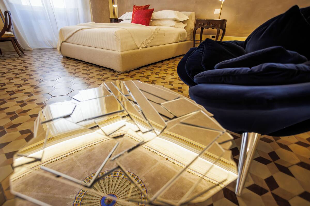 Une chambre d’hôtel avec un lit, une chaise et une table sur laquelle se trouvent des jeux de cartes.