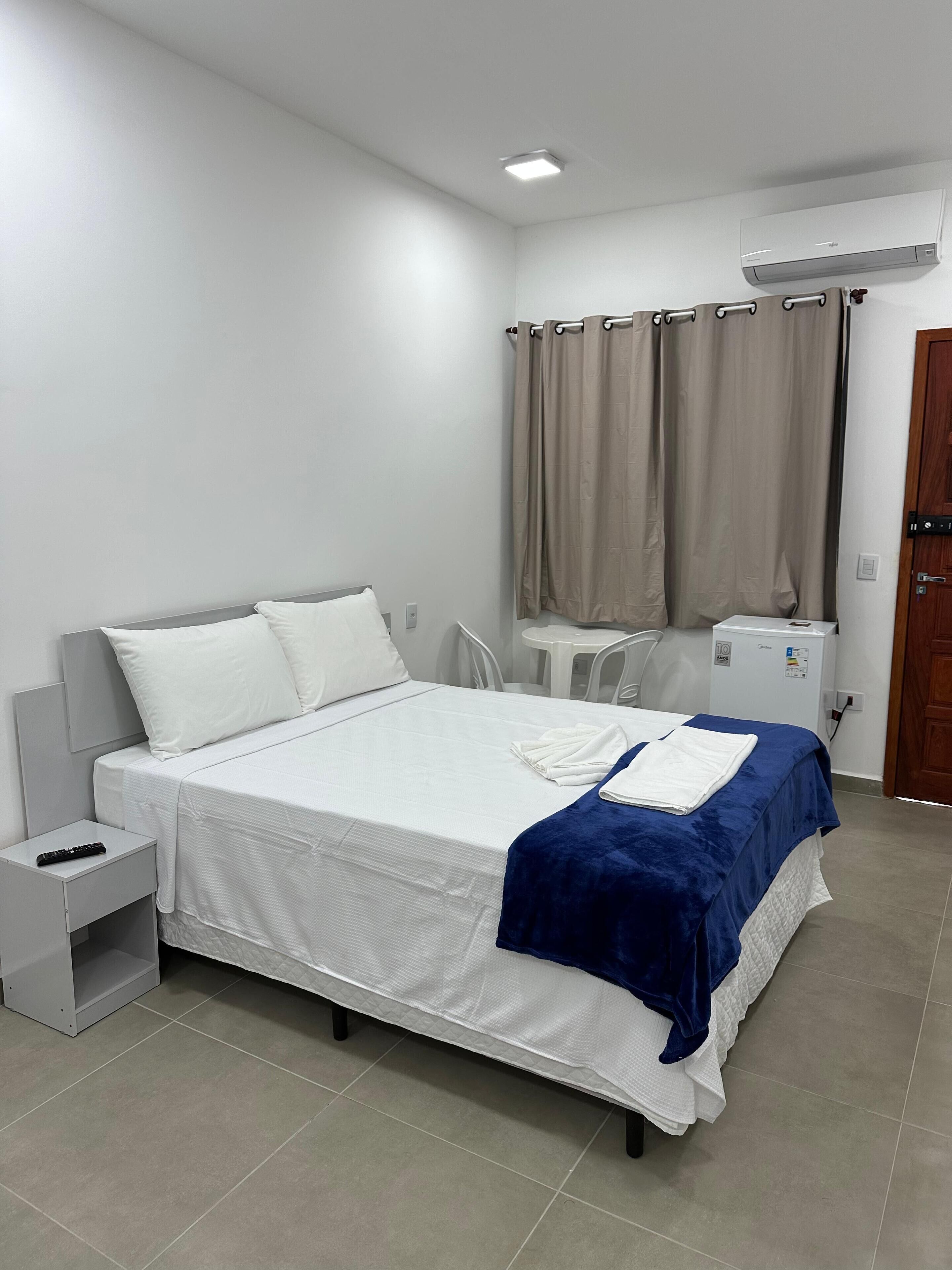 Minibar y ropa de cama 