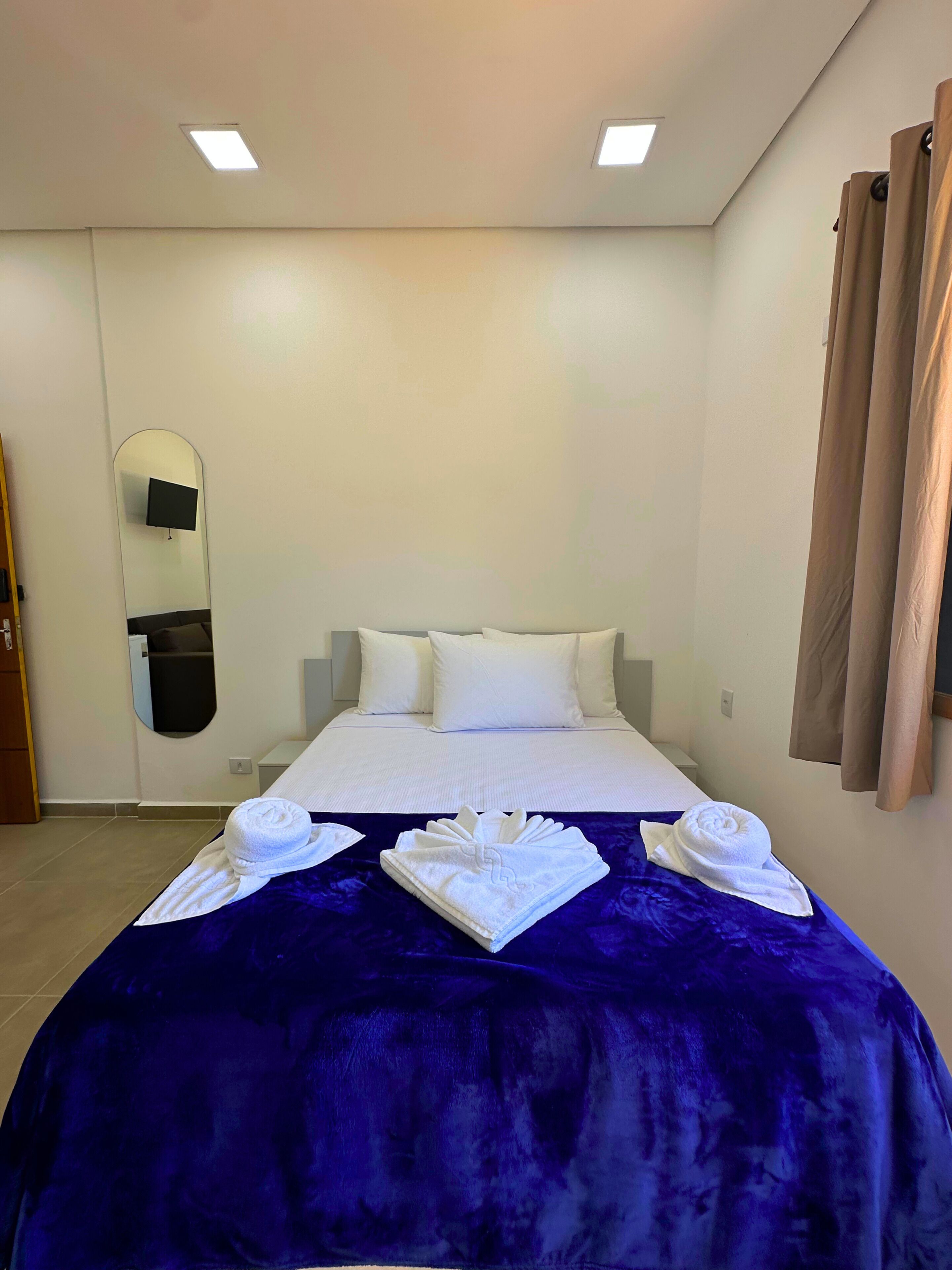 Comfort Double Room | Minibar, bed sheets