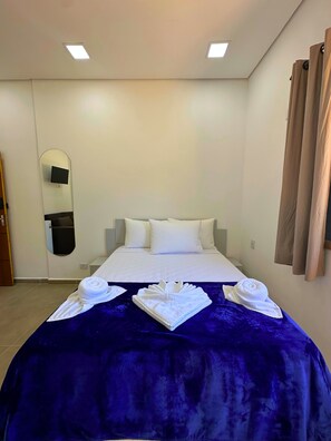 Comfort tweepersoonskamer | Een minibar, beddengoed