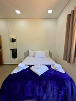 Quarto casal conforto | Frigobar, roupa de cama