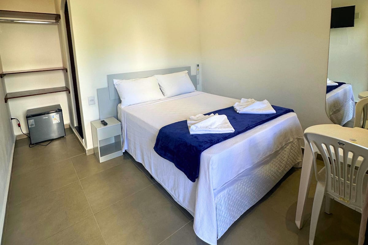 Habitación estándar doble | Minibar y ropa de cama