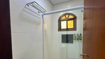 Ein Badezimmer mit Duschkabine, Waschbecken und Toilette.