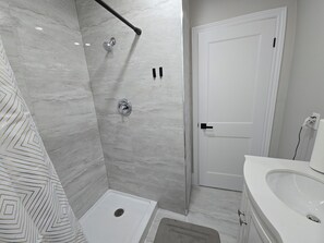 Dusche, Haartrockner, Handtücher, Seife