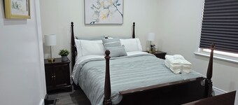 Tranquil Haven Queen Room by the Lakeshore, Shopping, Highway and Transportation