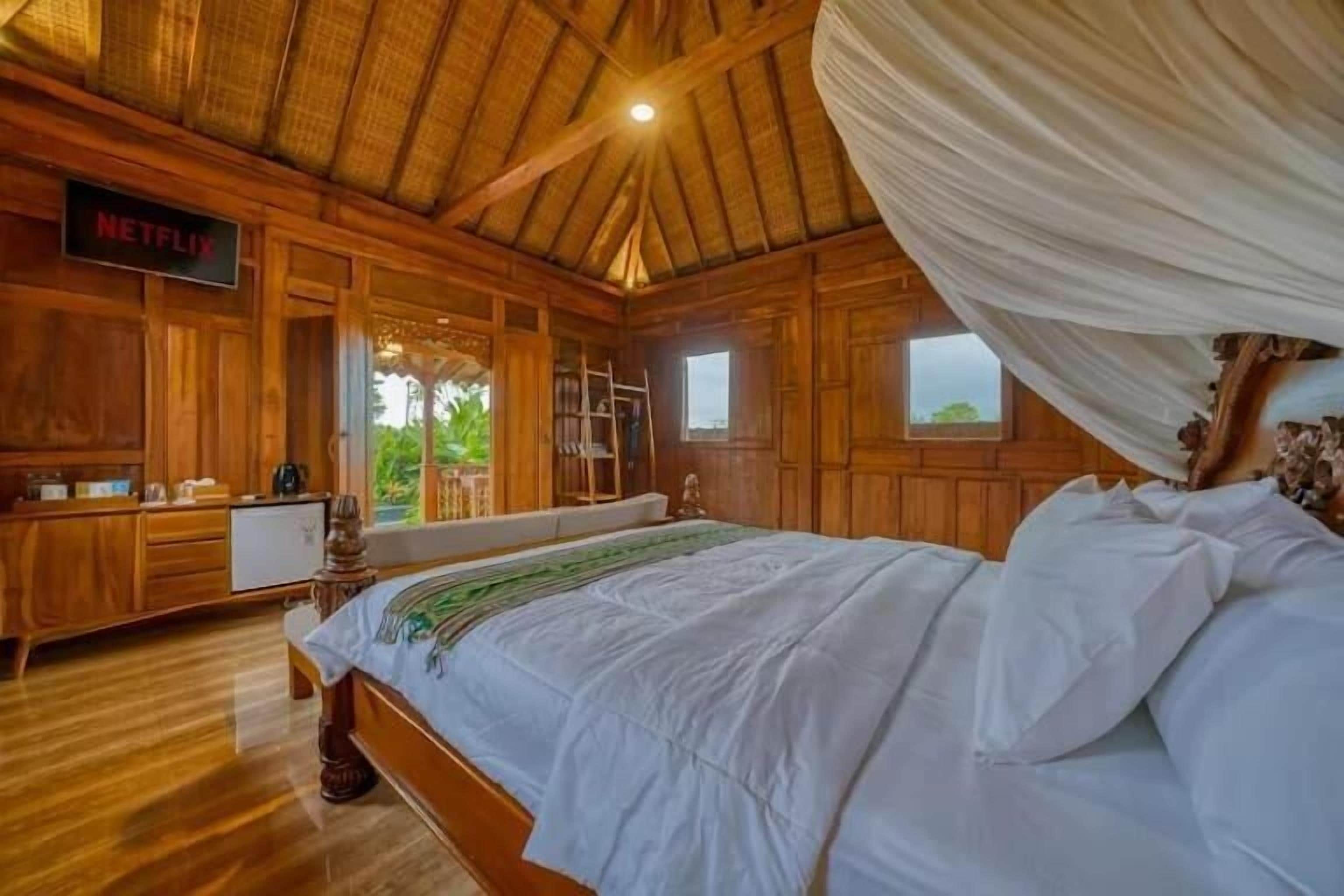 Desk, free WiFi, bed sheets