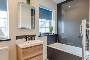 Een douche, een haardroger, handdoeken, zeep