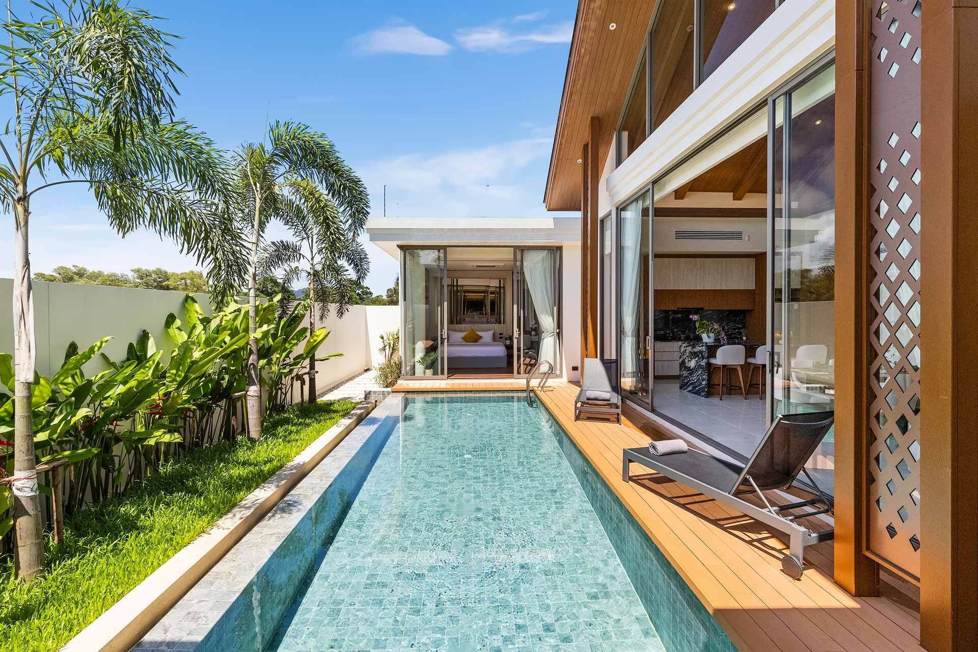 Außenpool, Sonnenschirme, Liegestühle