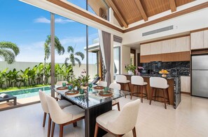 Villa, 3 Schlafzimmer, Nichtraucher, eigener Pool | Essbereich im Zimmer