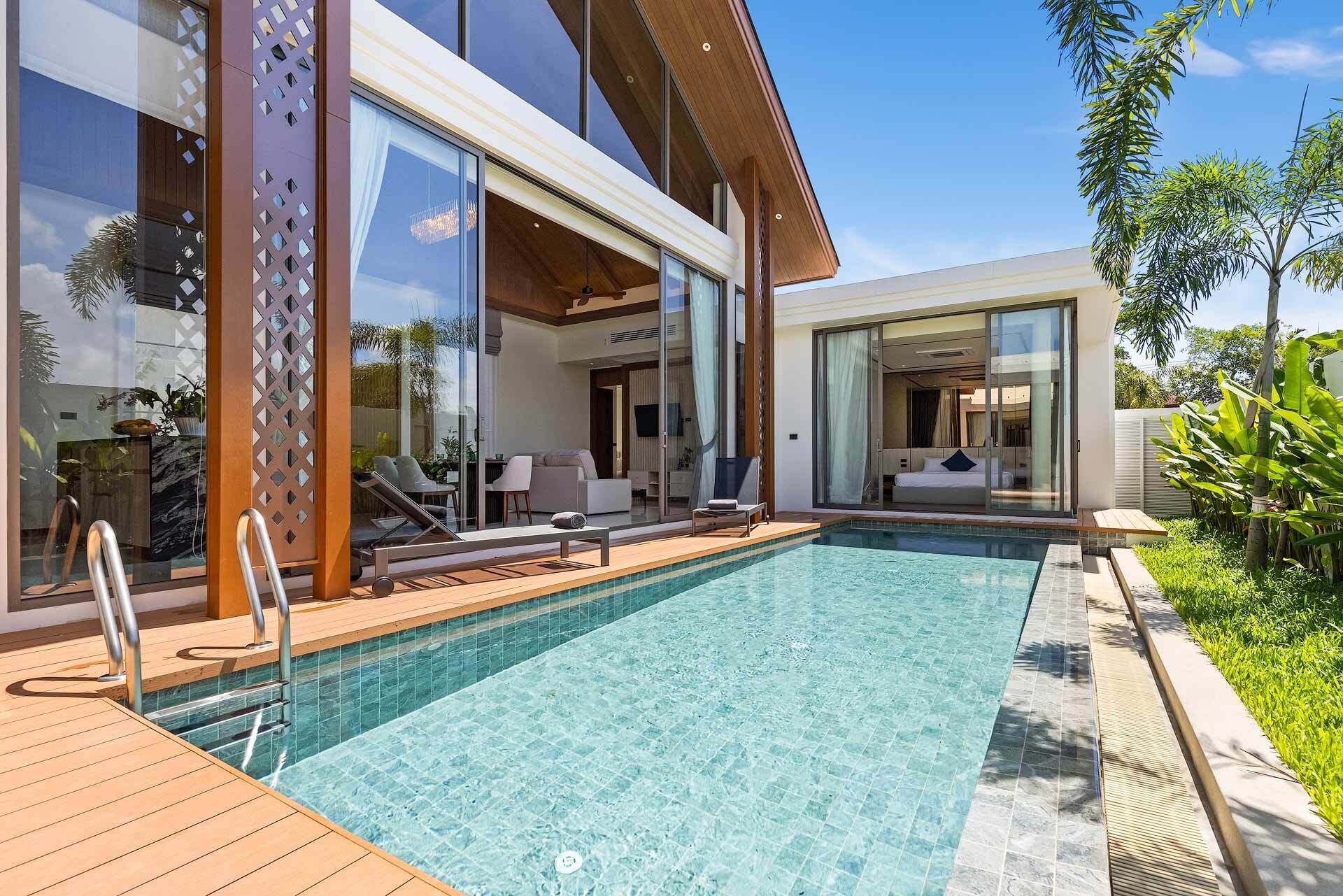 Piscina externa, guarda-sóis, espreguiçadeiras