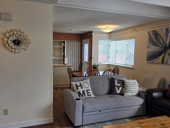 Living area - Spacious 5-bedroom house that sleeps 16+ in charming Fairbanks with WiFi (Fairbanks)