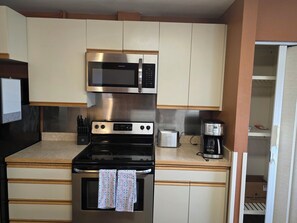 Private kitchen - Spacious 5-bedroom house that sleeps 16+ in charming Fairbanks with WiFi (Fairbanks)