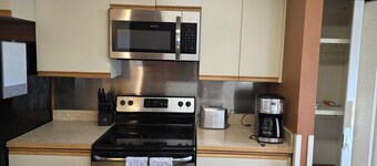 Spacious 5-bedroom house that sleeps 16+ in charming Fairbanks with WiFi
