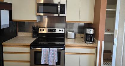 Spacious 5-bedroom house that sleeps 16+ in charming Fairbanks with WiFi