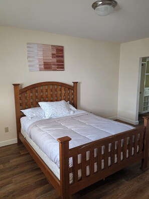 5 bedrooms, WiFi, bed sheets - Spacious 5-bedroom house that sleeps 16+ in charming Fairbanks with WiFi (Fairbanks)