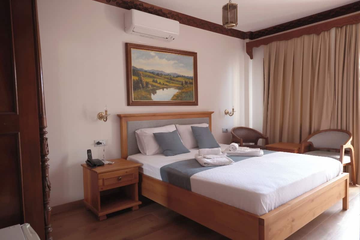 Habitación doble Confort de uso individual, balcón, vista al jardín | Camas Tempur-Pedic, decoración personalizada y muebles diferentes