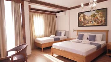 Comfort Triple Room | Tempur-Pedic beds, individually decorated, individually furnished, desk