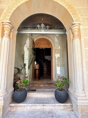 An entrance with an arched doorway, flanked by columns, leading to a staircase. - DuruHanımKonağı (Mudanya)