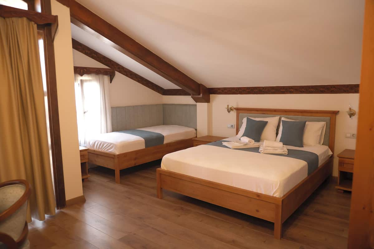 Habitación triple Confort | Camas Tempur-Pedic, decoración personalizada y muebles diferentes