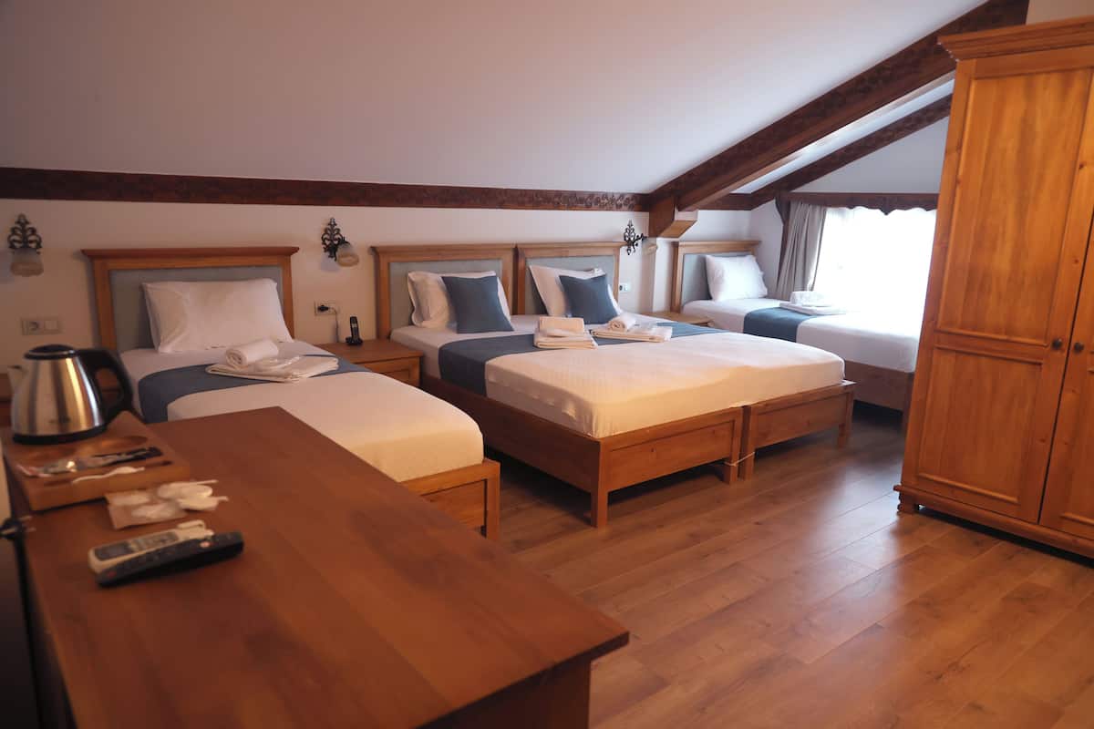Habitación cuádruple Confort | Camas Tempur-Pedic, decoración personalizada y muebles diferentes