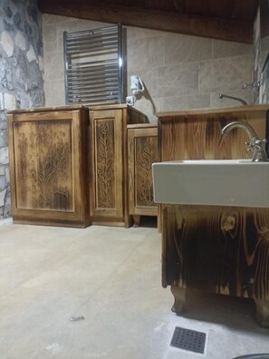 Habitación con 2 camas individuales, balcón | Baño | Regadera, secadora de cabello, toallas, jabón