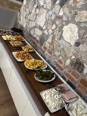 Breakfast buffet - DuruHanımKonağı (Mudanya)