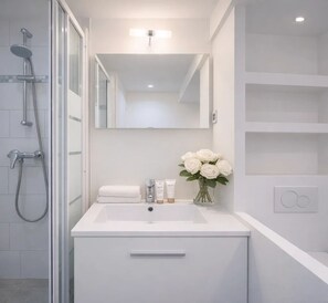 Studio, vue sur la cour intérieure | Salle de bain