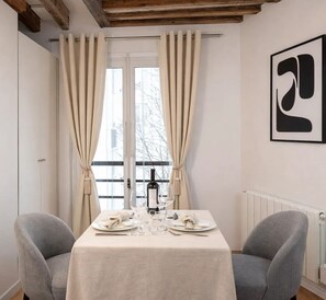 Studio, Courtyard View | Living area | 80-cm Smart TV with digital channels - 1619 Colombier (Paris)